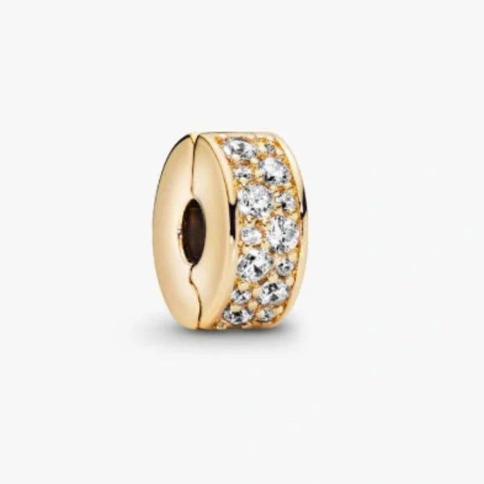 This Pandora Clear Pavé Clip Charm - Gold Plated adds elegant sparkle and structure to your Pandora Moments bracelet.