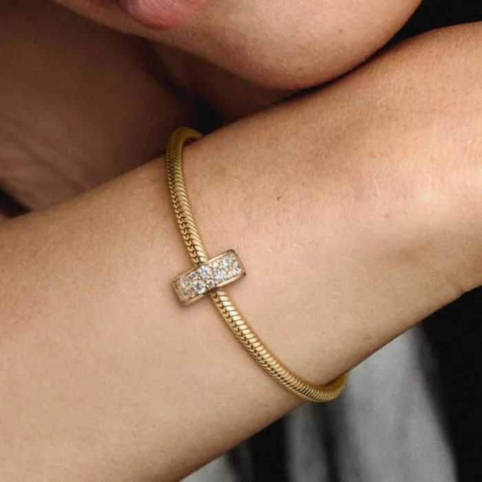 This Pandora Clear Pavé Clip Charm - Gold Plated adds elegant sparkle and structure to your Pandora Moments bracelet.