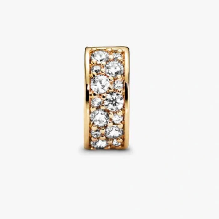 This Pandora Clear Pavé Clip Charm - Gold Plated adds elegant sparkle and structure to your Pandora Moments bracelet.