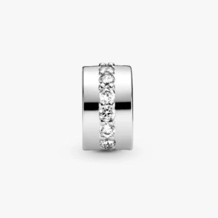 This Pandora Clear Sparkling Row Clip Charm adds elegant sparkle and balance to your Pandora Moments bracelet.