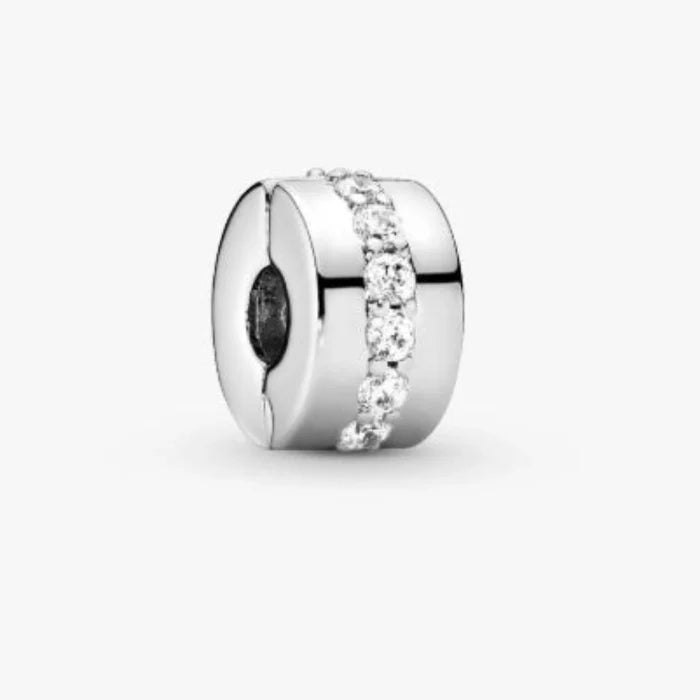 This Pandora Clear Sparkling Row Clip Charm adds elegant sparkle and balance to your Pandora Moments bracelet.