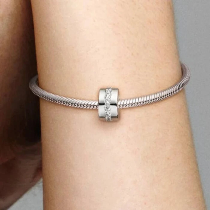 This Pandora Clear Sparkling Row Clip Charm adds elegant sparkle and balance to your Pandora Moments bracelet.