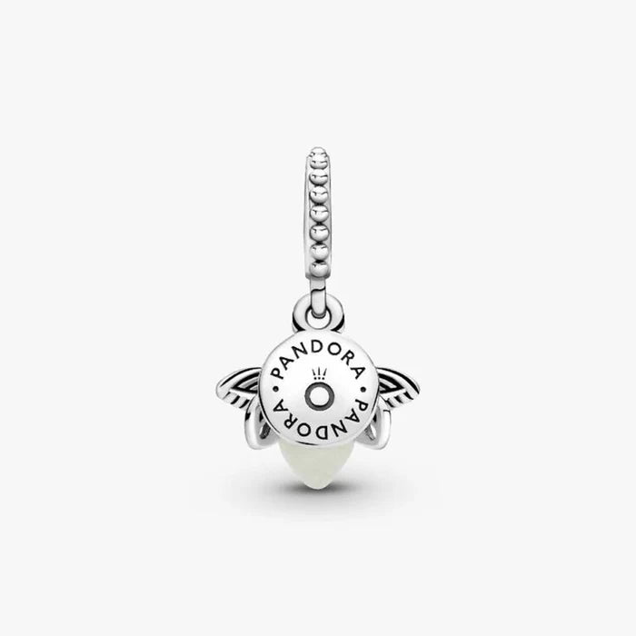 A decorative charm displaying a bee alongside a heart, representing affection and the environment.